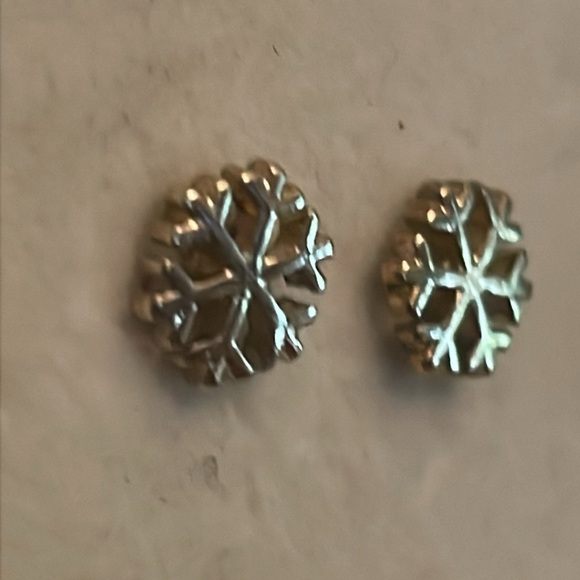 0.5” mixed metal gold & silver tone snowflake shaped stud earrings - Picture 5 of 11